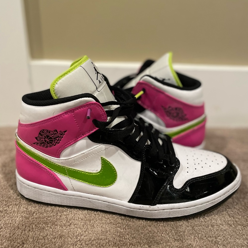 Air Jordan 1 Mid SE ‘Cyber Active Fuchsia’